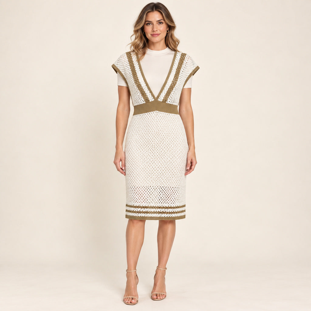 Vestido corto 1977-7 — crochet blanco y beige, modelo de frente, 1024 × 1024