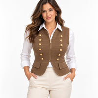 Chaleco marrón 26109 en modelo; camisa blanca de combinación no incluida