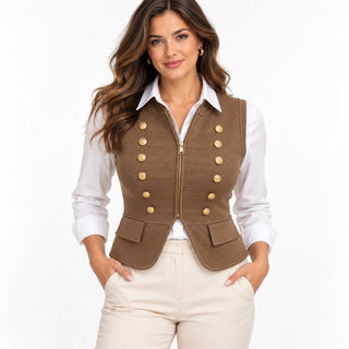 Chaleco marrón 26109 en modelo; camisa blanca de combinación no incluida