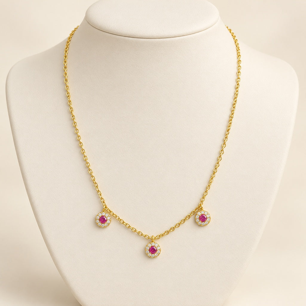 Cadena dorada de tres medallones rosados — Plata esterlina — foto profesional