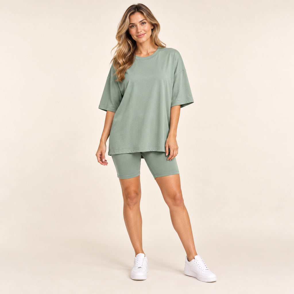 Conjunto deportivo corto 3021 Capella — verde salvia, modelo de frente, 1024 × 1024
