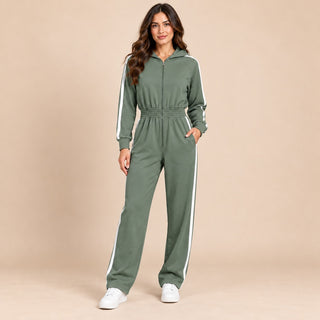 Enterizo deportivo 3283 oliva con capucha y franjas blancas en modelo