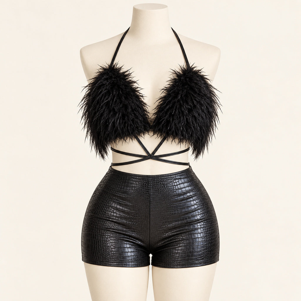 Conjunto corto 4658 — negro con plumas, maniquí de frente, 1024 × 1024
