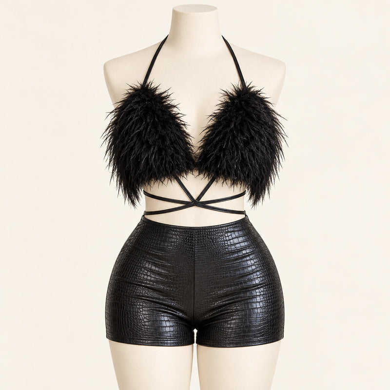 Conjunto corto 4658 — negro con plumas, maniquí de frente, 1024 × 1024