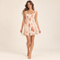 Vestido corto 6389 — floral crema, modelo de frente sobre fondo marfil, 1024 × 1024