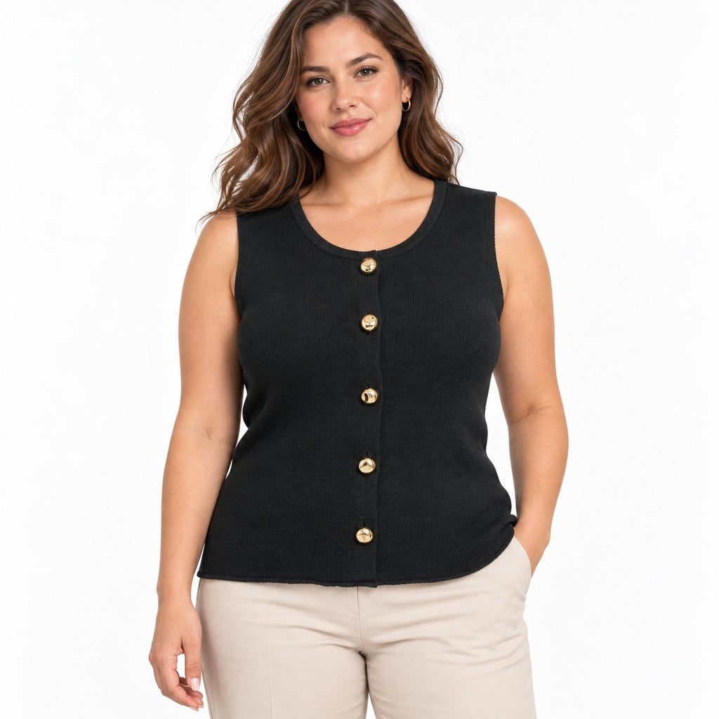 Top tejido con botones dorados en modelo