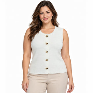 Top tejido con botones dorados en modelo
