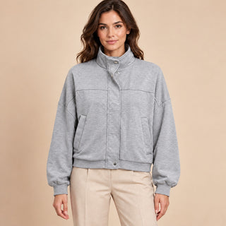 Chaqueta 99648 gris claro con modelo profesional