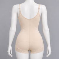 Body AM9001 beige en maniquí, espalda