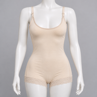Body AM9001 beige en maniquí, frente