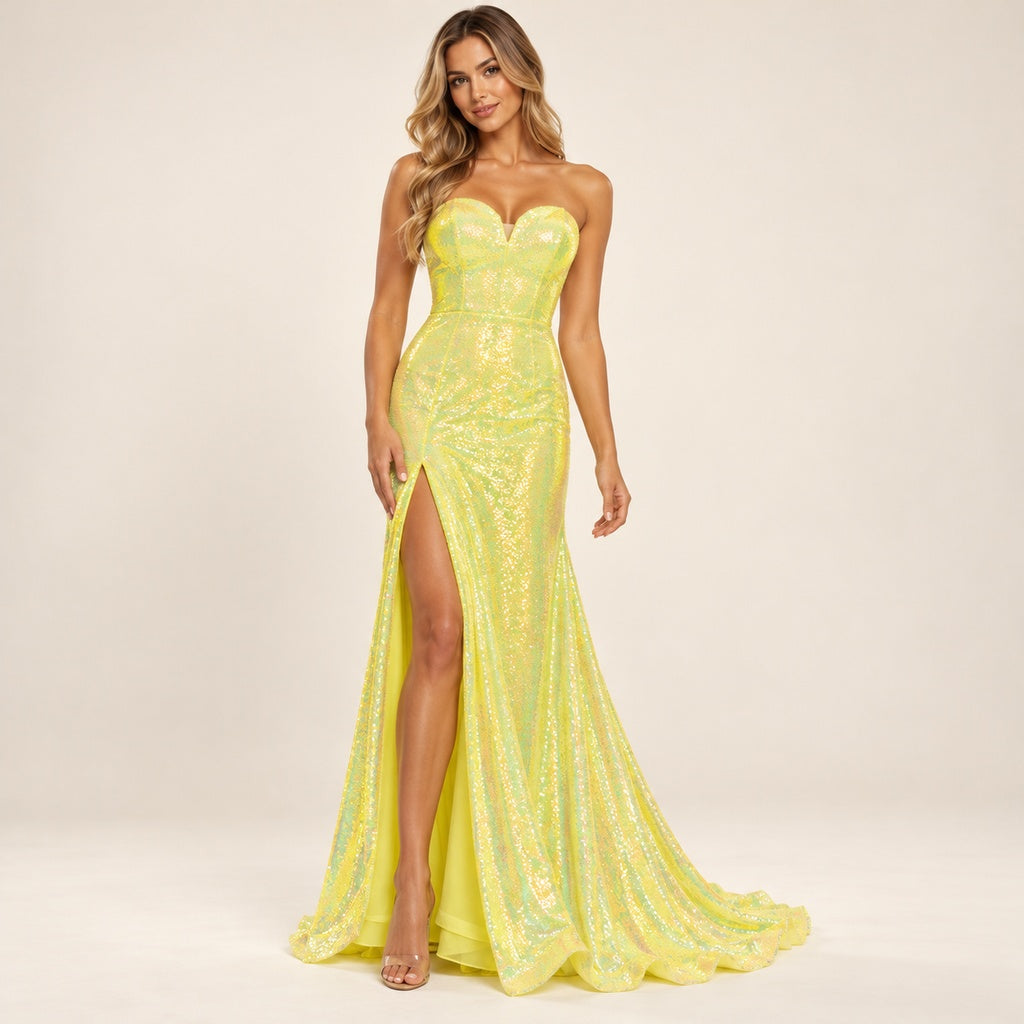 Vestido Banjul amarillo de lentejuelas con escote corazón, imagen profesional con modelo