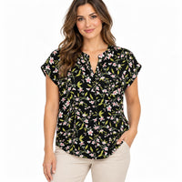 Blusa en modelo sobre fondo blanco