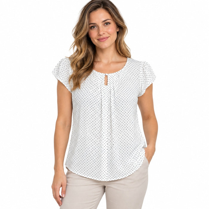 Blusa en modelo sobre fondo blanco