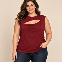 Blusa vino sin mangas con abertura asimétrica en modelo de talla grande