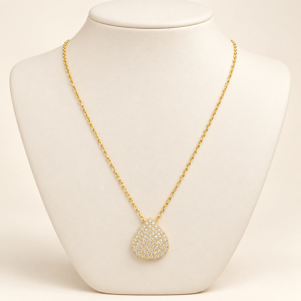 Cadena dorada con dije de gota brillante