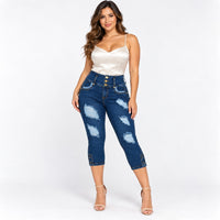 Capri azul rasgado con taches en ruedo en modelo adulta