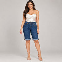 Capri azul-doblado en modelo adulta con blusa marfil