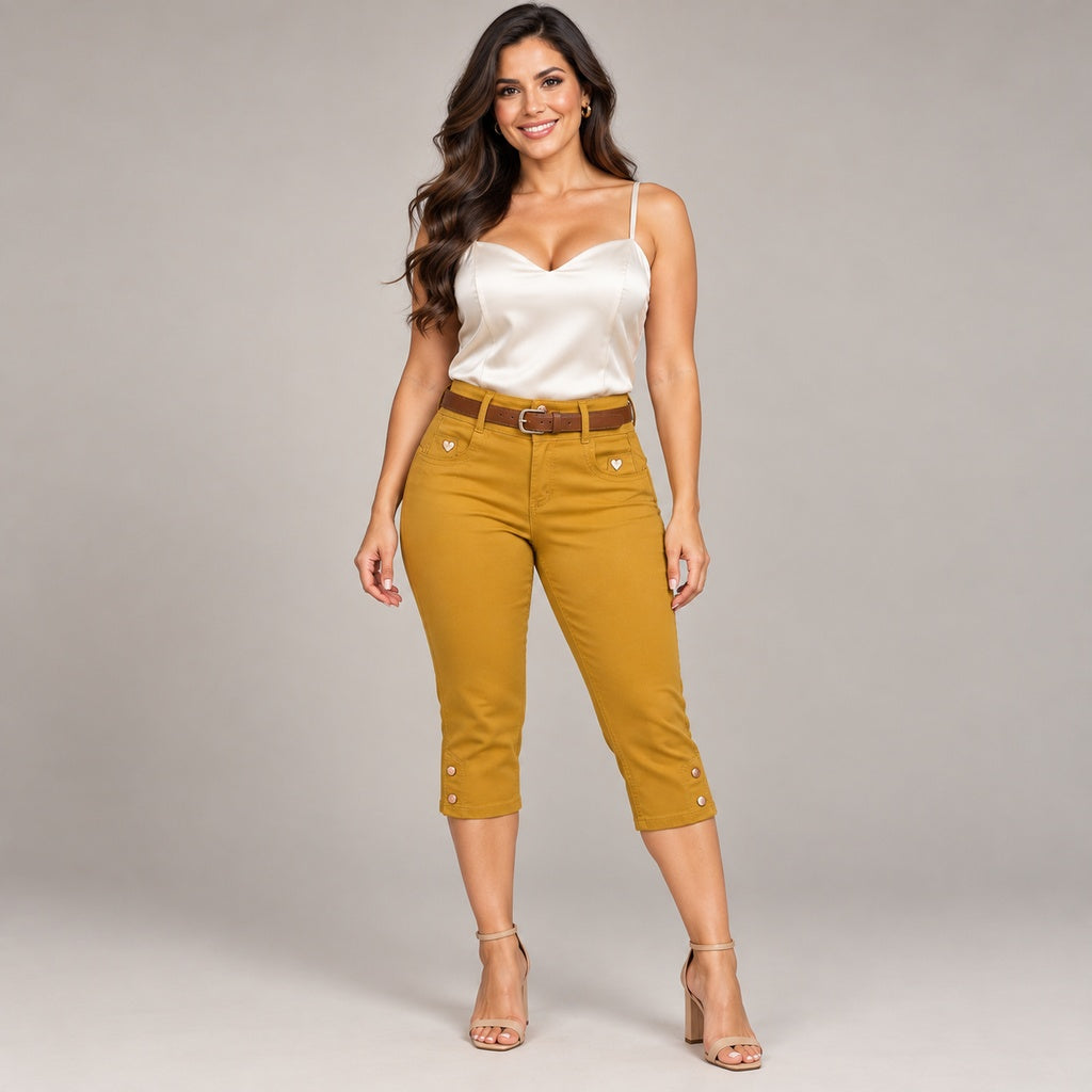Capri mostaza en modelo adulta con blusa marfil