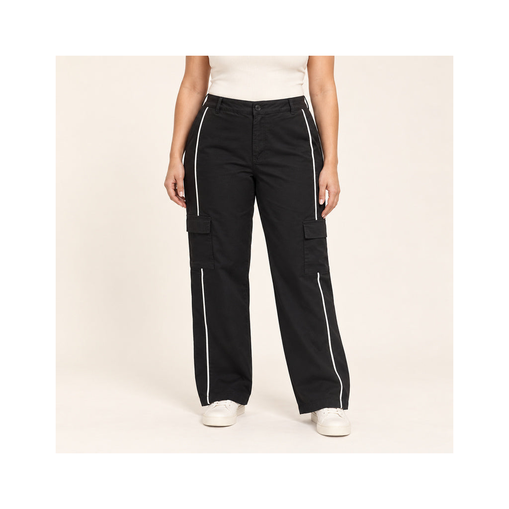 Pantalón cargo negro MJ1034 con líneas blancas en modelo