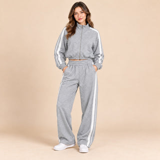 Set Daisy 200 gris de chaqueta y pantalón con franjas blancas en modelo