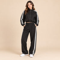 Set Daisy 200 negro de chaqueta y pantalón con franjas blancas en modelo