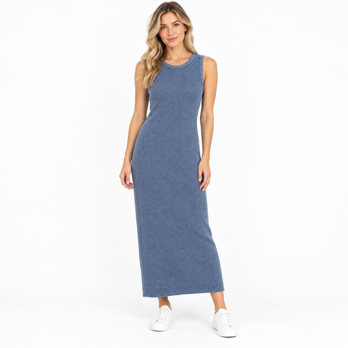 Vestido largo azul acanalado Spring Haze en modelo virtual creada con IA