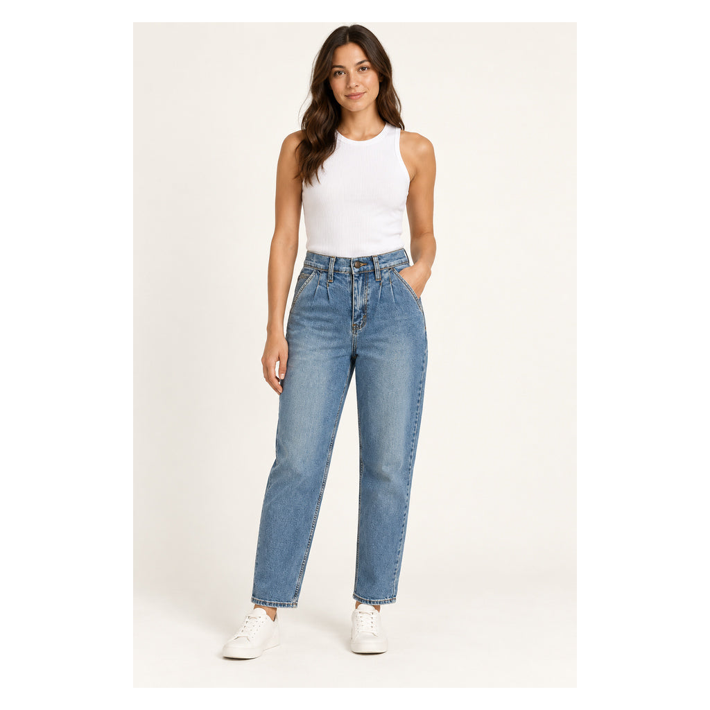 Jeans en modelo — imagen generada con IA