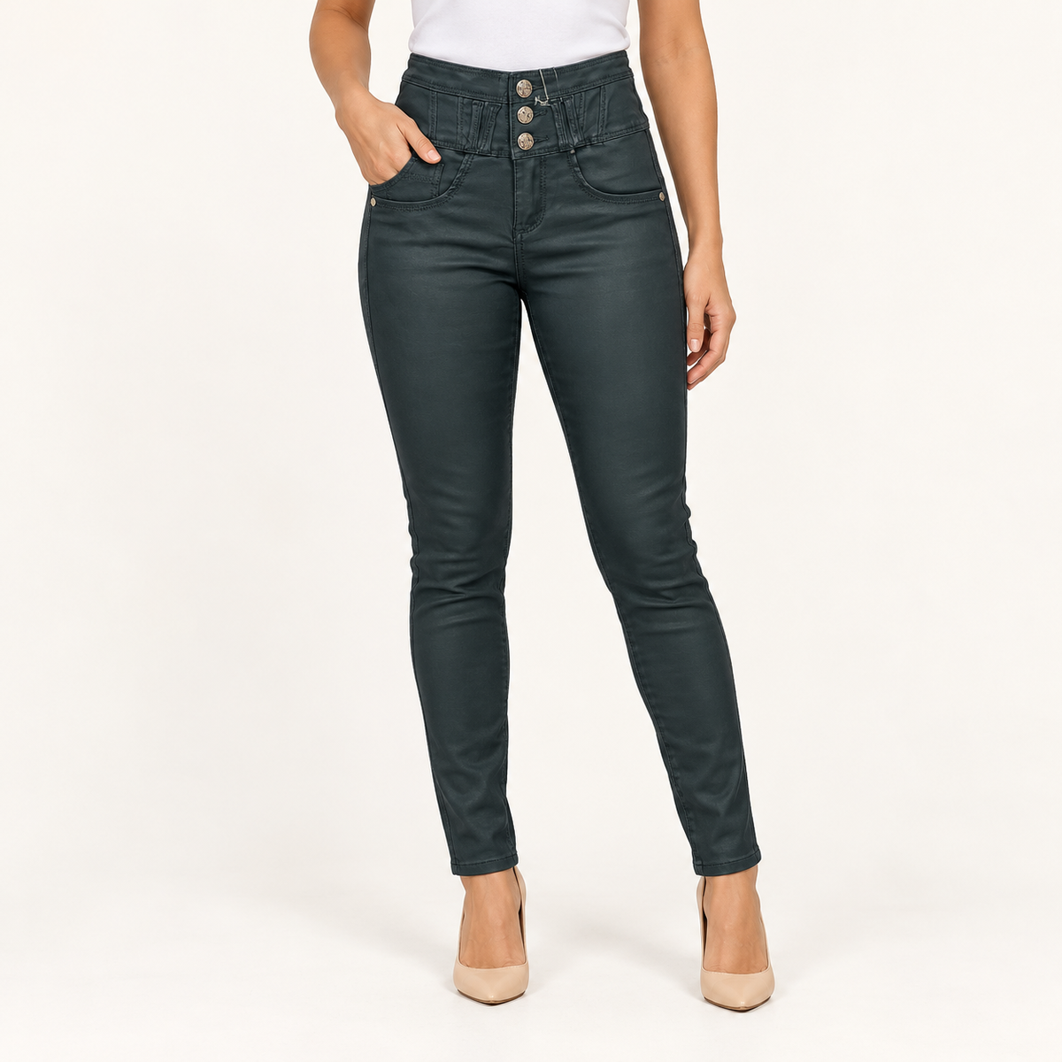 Jeans colombiano en modelo — imagen generada con IA