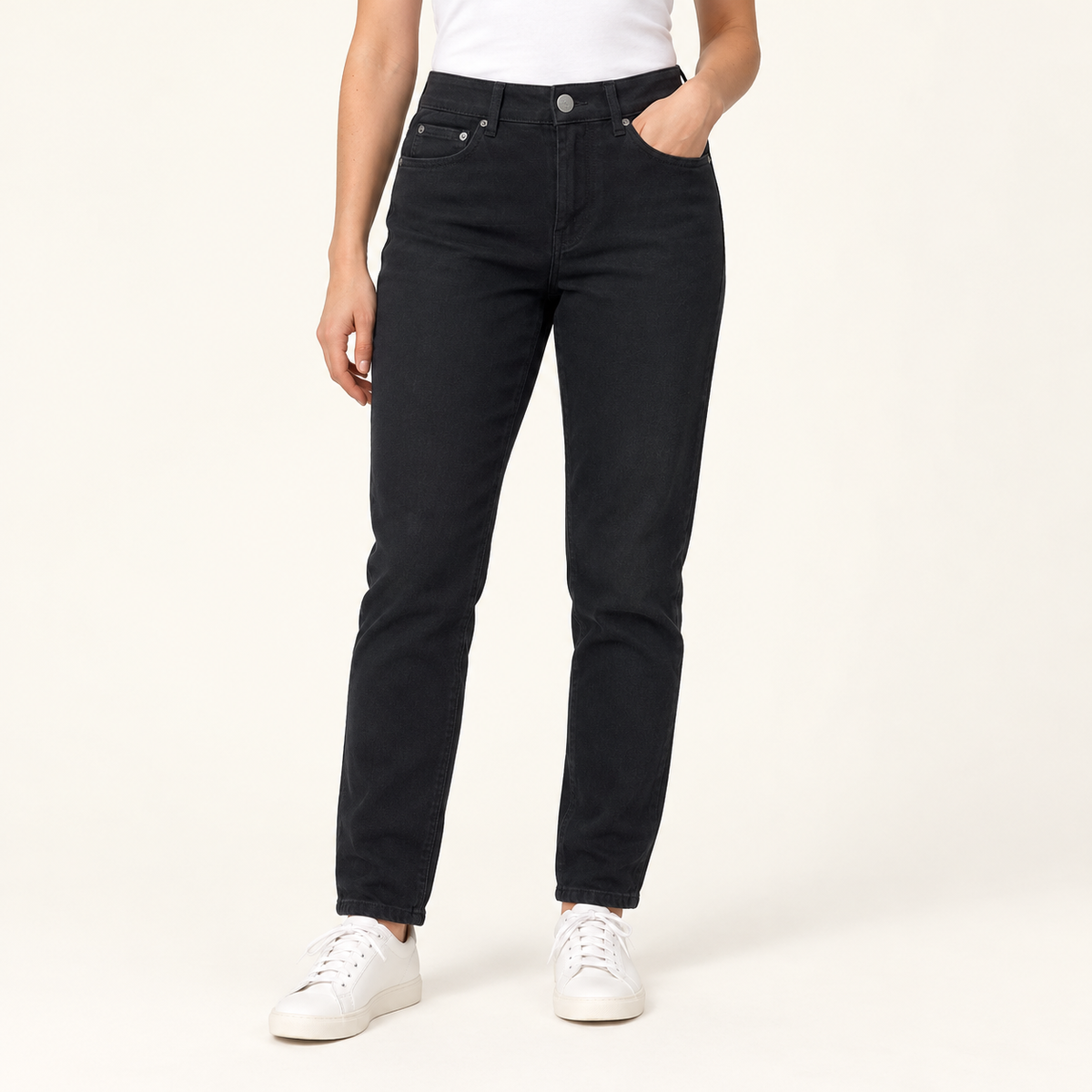 Jeans Wodi negro en modelo — imagen generada con IA