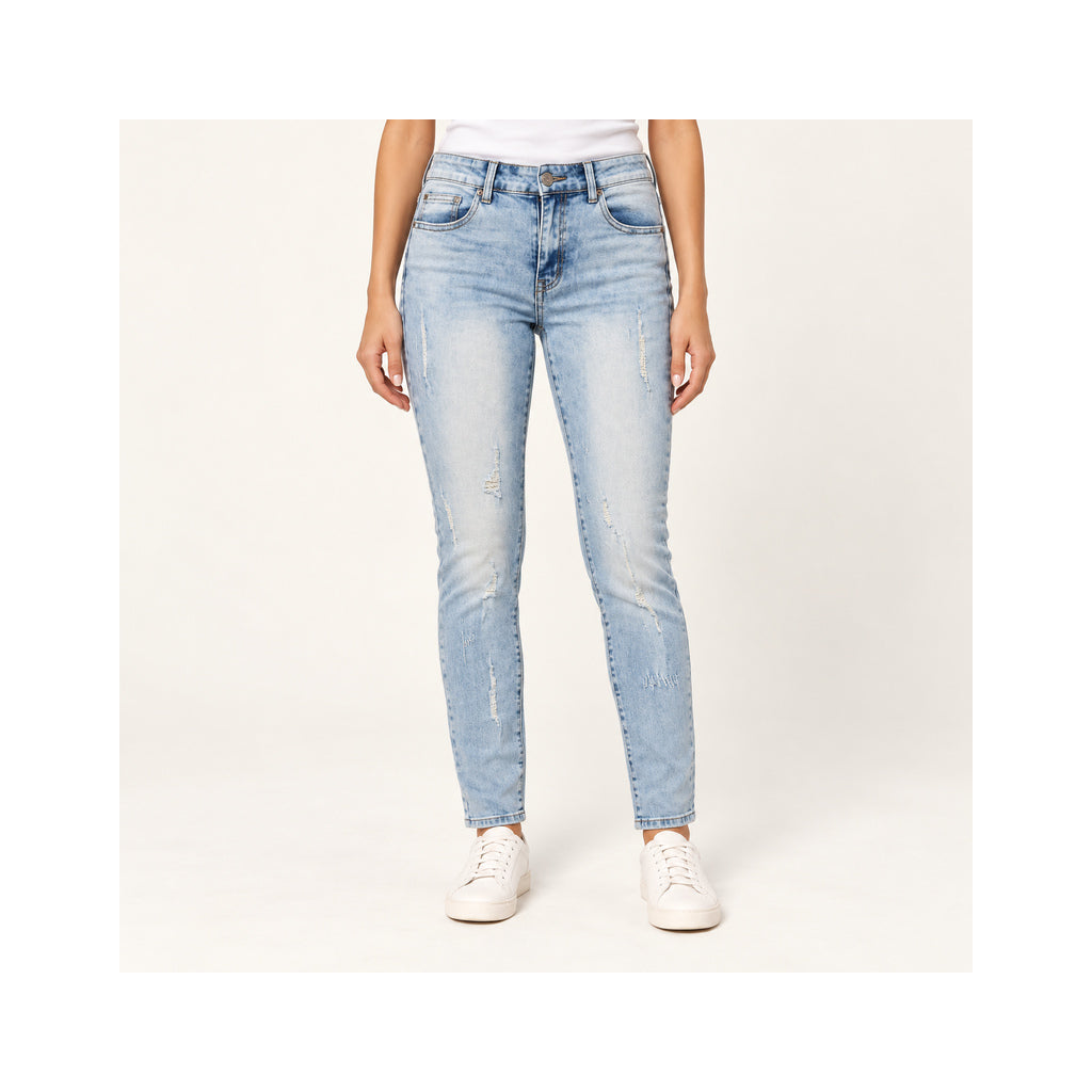 Jeans en modelo — imagen generada con IA