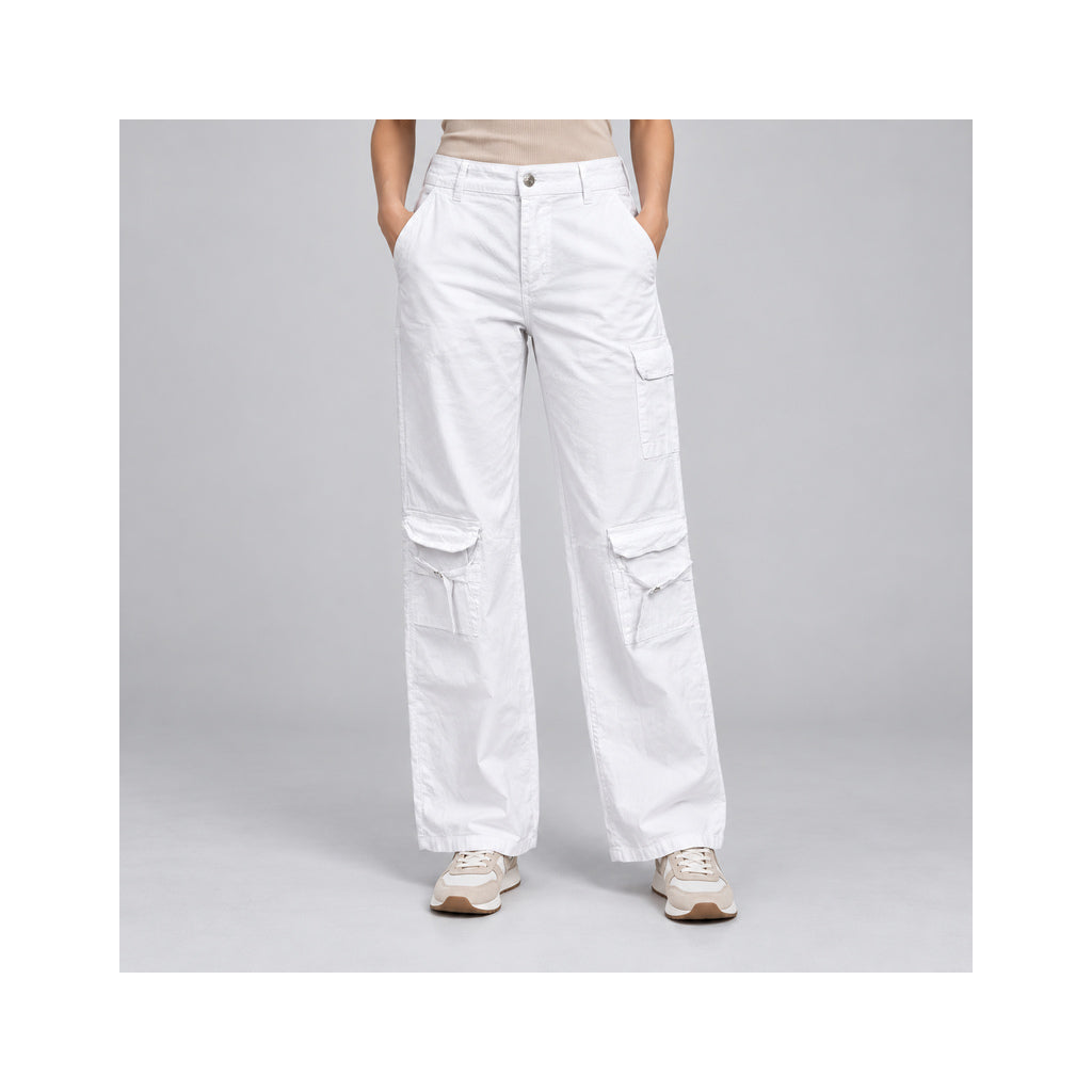 Pantalón blanco en modelo — imagen generada con IA
