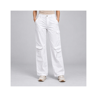 Pantalón blanco en modelo — imagen generada con IA