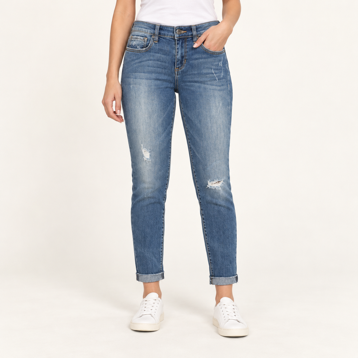 Jeans en modelo — imagen generada con IA