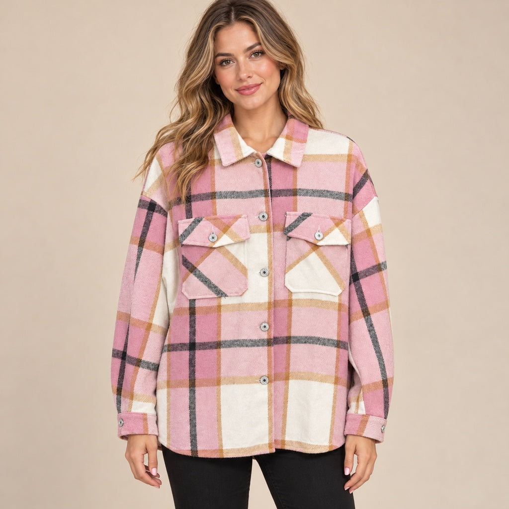 Sobrecamisa F48 de cuadros rosados, crema y camel en modelo