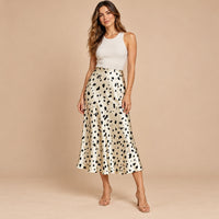 Falda estampada 1129-cream en modelo