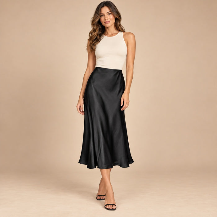 Falda midi satinada negra 14864 en modelo