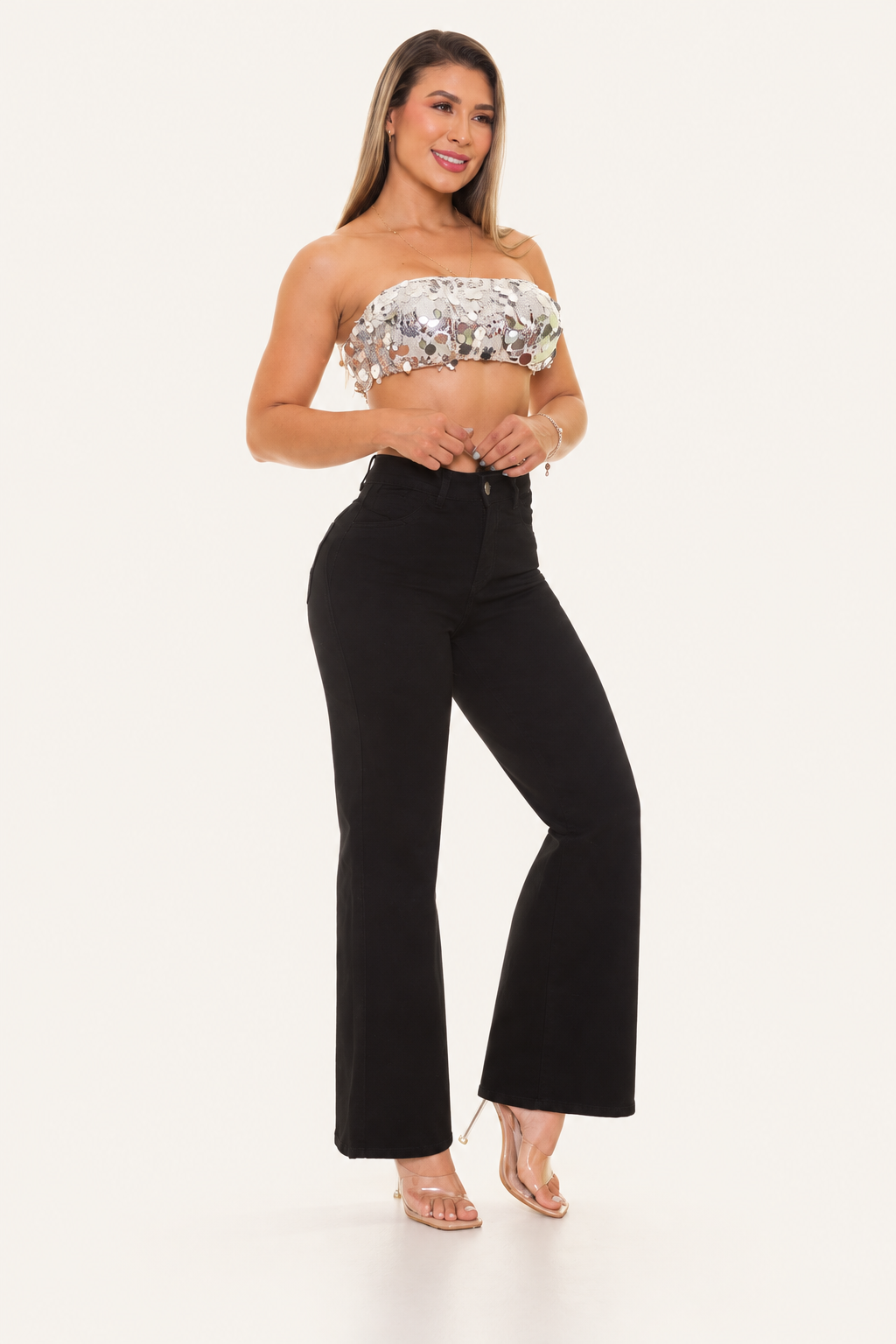 Modelo de frente con jeans negros referencia 28093; fondo editado con IA