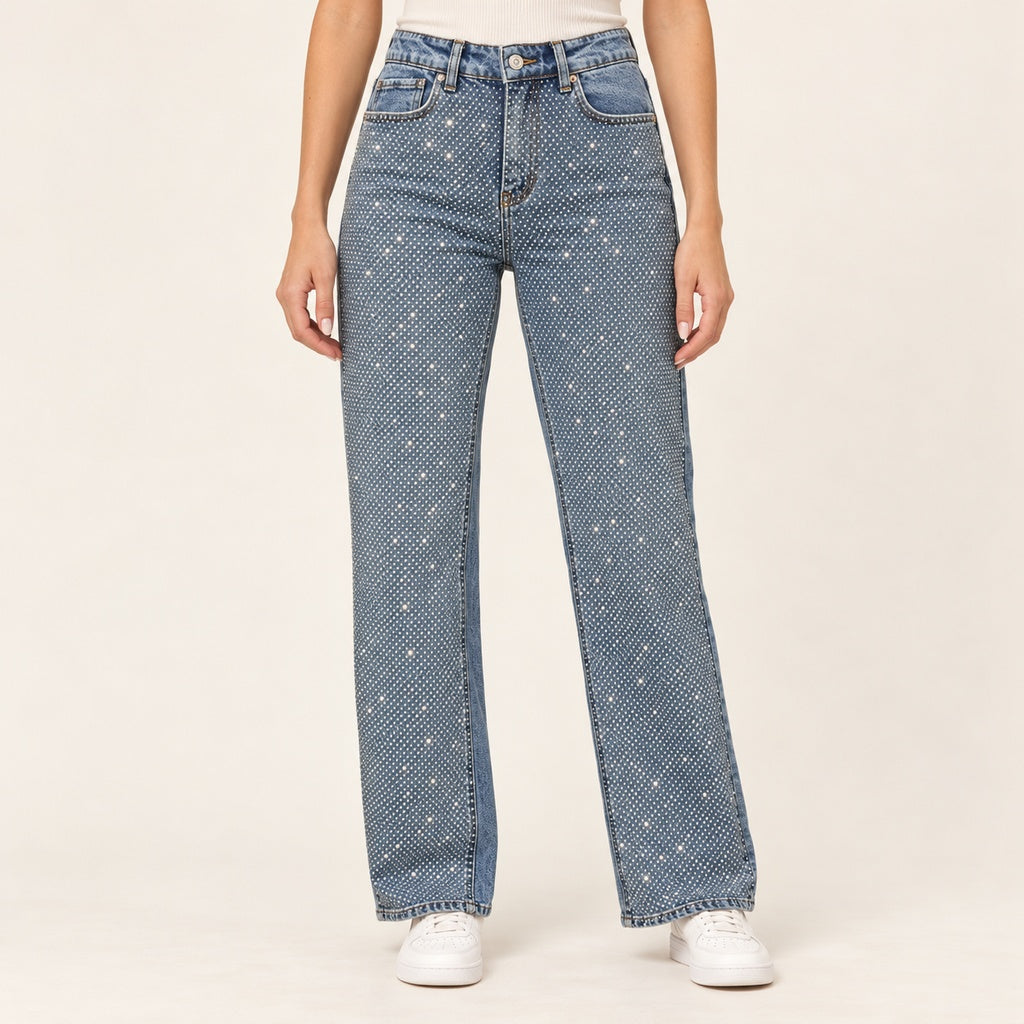 Jeans 001T azul con pedrería en modelo, vista frontal