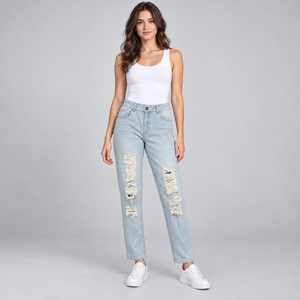 Jeans colombiano 14734 azul claro con rotos en modelo completa