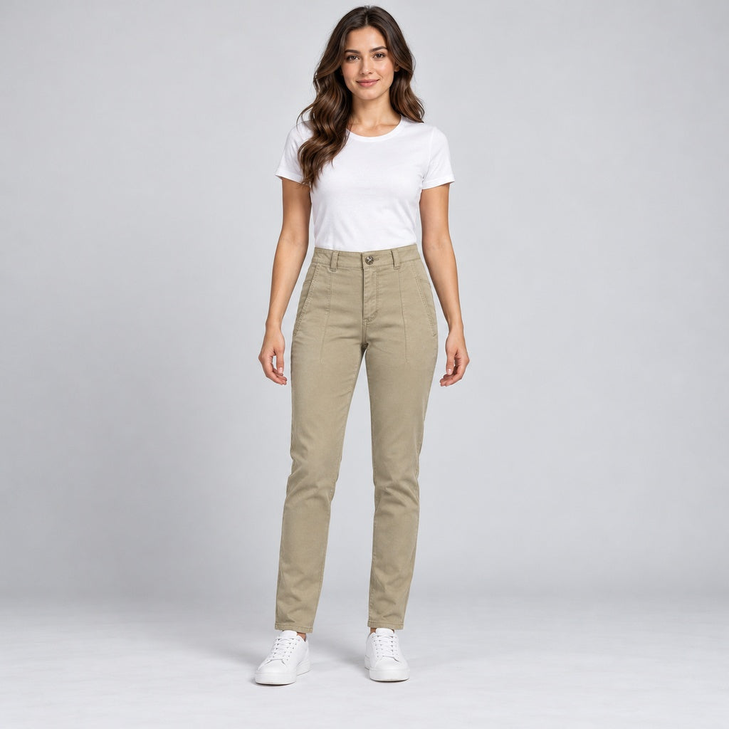 Pantalón colombiano C&C 1840S beige en modelo completa