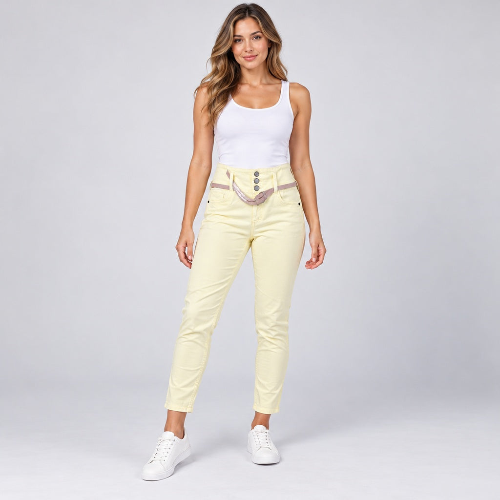 Jeans colombiano 1843-7 con cinturón en modelo de cuerpo completo