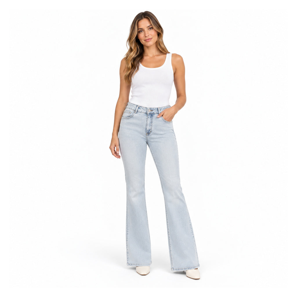 Jeans 336 en modelo completa con fondo blanco — imagen generada con IA