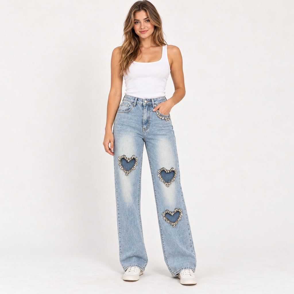 Jeans LC-A4352 con corazones y pedrería en modelo