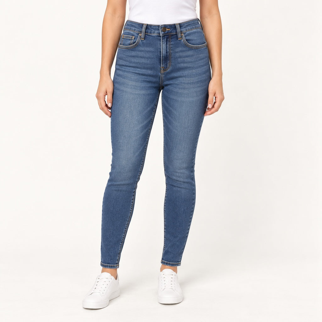Jeans Cello High Rise Skinny azul claro en modelo