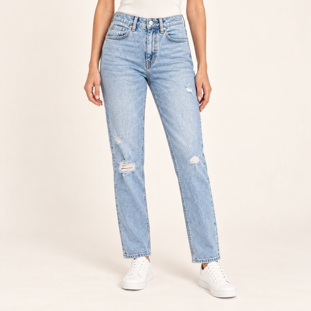 Jeans Cello High Rise Straight azul claro con roturas, en modelo