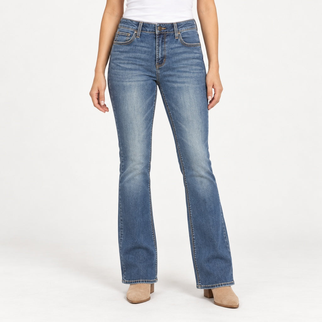 Jeans Cello Mid Rise Bootcut azul sin roturas en modelo