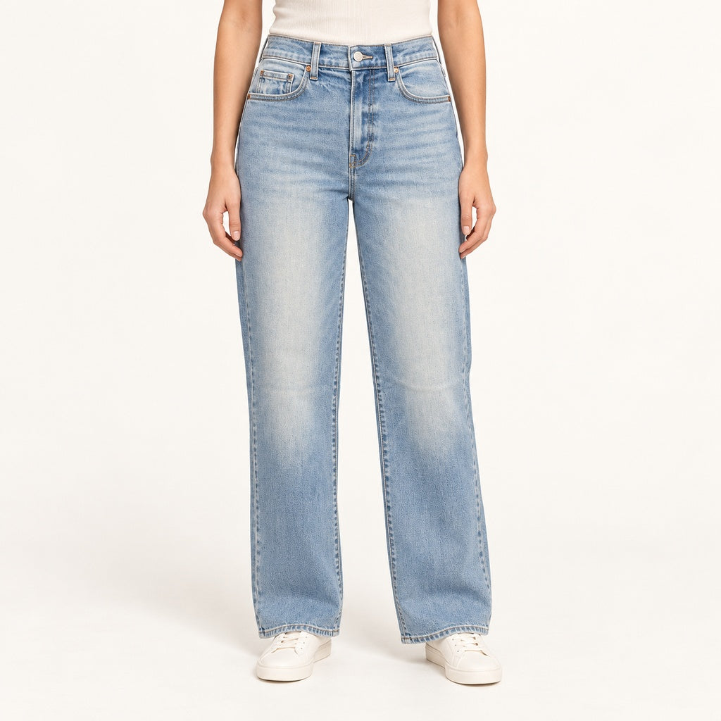 Jeans Cello pierna ancha azul claro sin roturas, en modelo