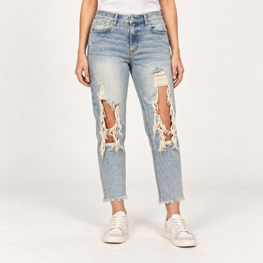 Jeans Cello Slim Boyfriend con roturas en modelo