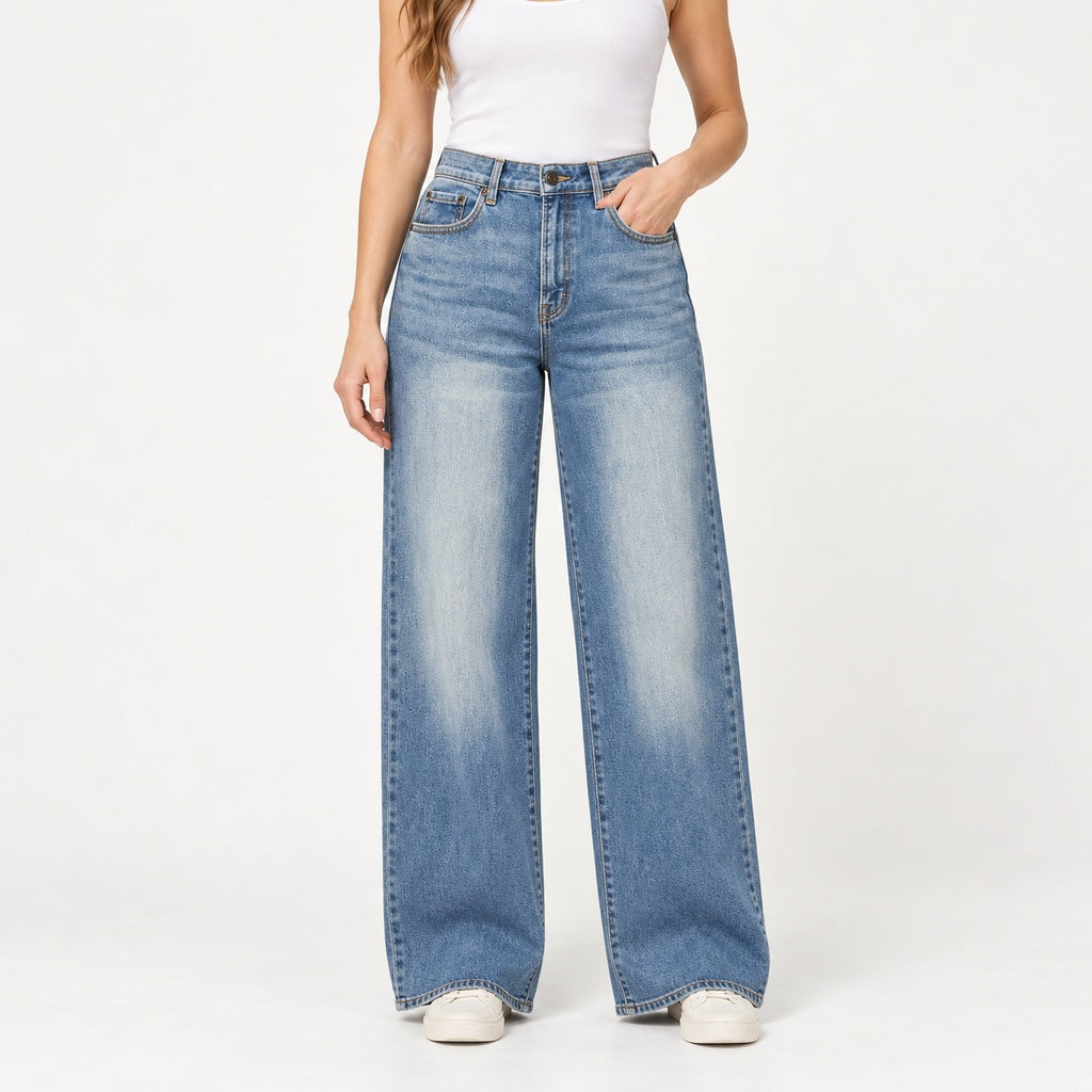 Jeans Cello Wide Leg azul lavado sin roturas en modelo
