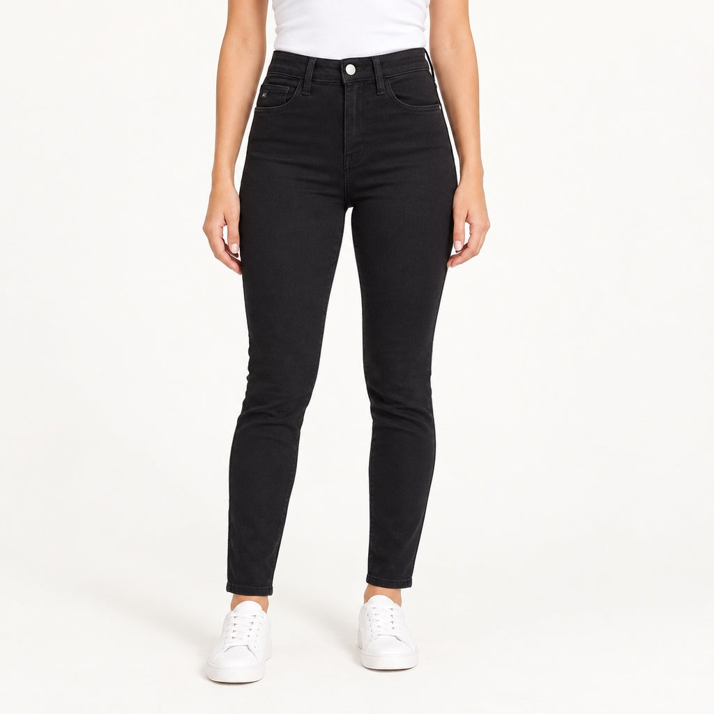 Jeans KanCan 1004K negro sin roturas en modelo